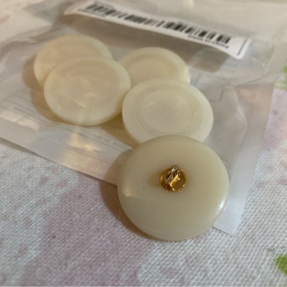 25mm white buttons - Picture 2 of 3